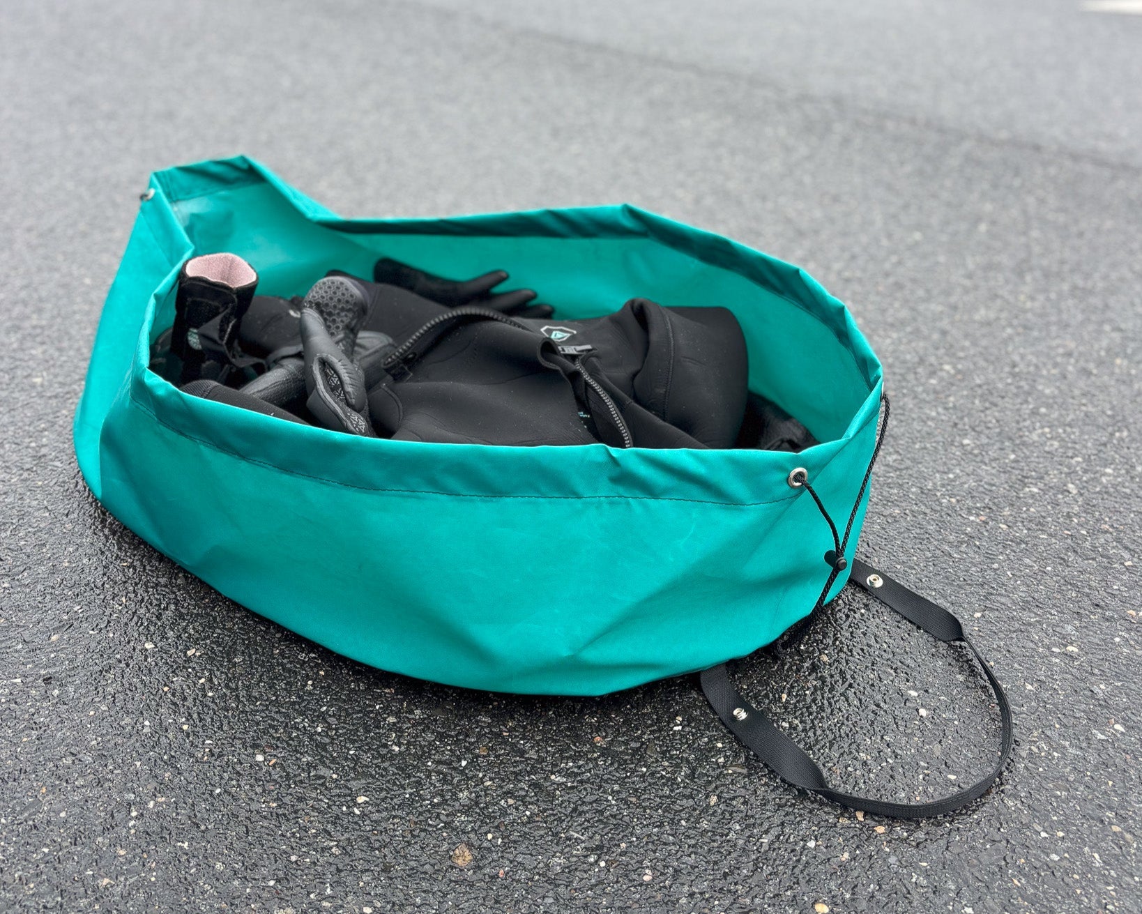 Green Clamshell bag wetsuit changing mat and wetsuit carrying bag