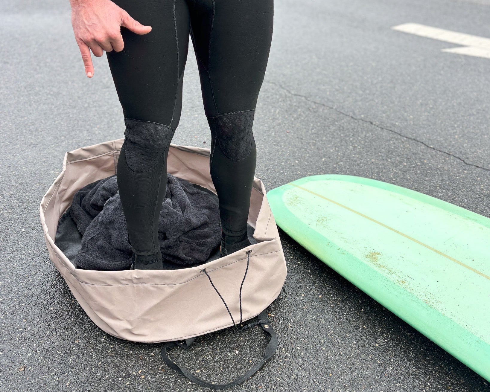 Surfer using a Charcoal clamshell bag